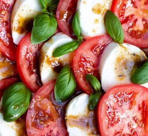 tomato basil and mozzarella salad thumbnail
