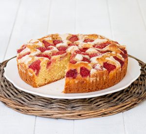 strawberry cake featured